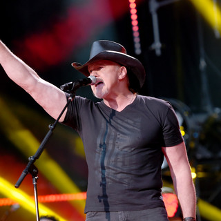Trace Adkins live on tour